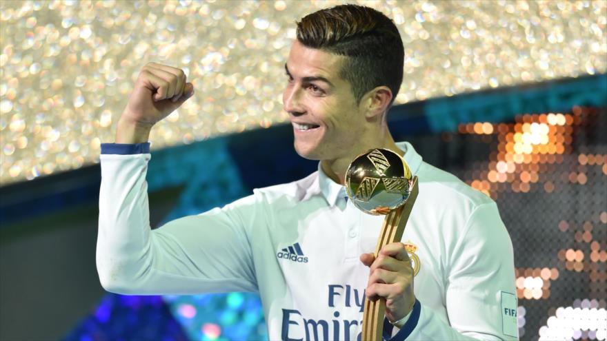 El delantero del Real Madrid, Cristiano Ronaldo, recibe el trofeo del Balón de Oro tras ganar el partido final de la Copa Mundial de Clubes entre Kashima Antlers de Japón y el Real Madrid de España en el estadio japonés de Yokohama, 18 de diciembre de 2016.