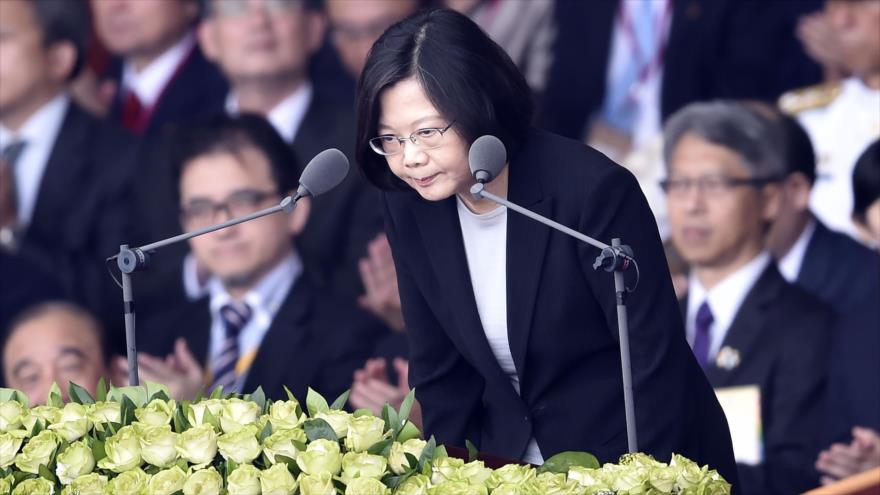 La presidenta taiwanesa, Tsai Ing-wen (centro) durante las ceremonias del Día Nacional frente al Palacio Presidencial en Taipéi, 10 de octubre de 2016.