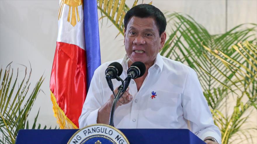 El presidente filipino, Rodrigo Duterte, habla durante una rueda de prensa en Singapur, 17 de diciembre de 2016.