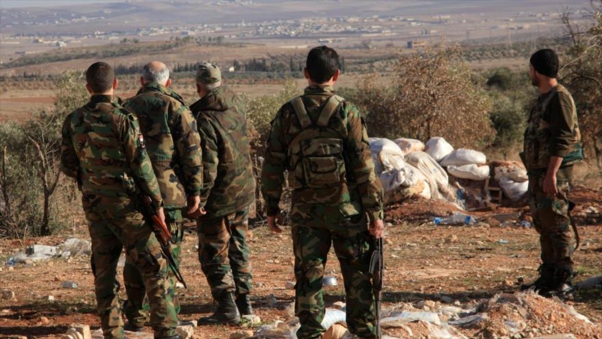 Fuerzas del Ejército de Siria patrullan por los alrededores de la base aérea de la provincia oriental de Deir al-Zur.
