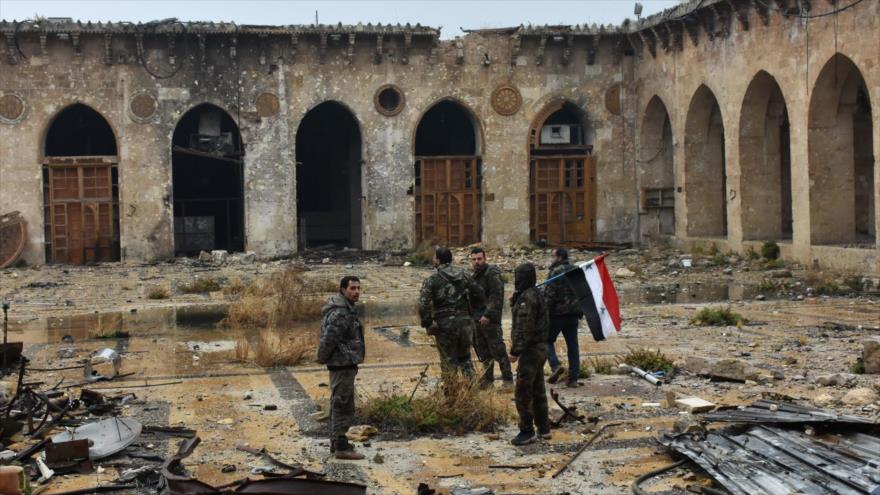 Fuerzas sirias entran en una mezquita en el este de Alepo tras su liberación de manos terroristas, 13 de diciembre de 2016.