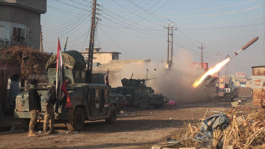 Fuerzas iraquíes en el barrio oriental de Al-Intisar, en Mosul (norte de Irak), lanzan un cohete, 30 de diciembre de 2016.
