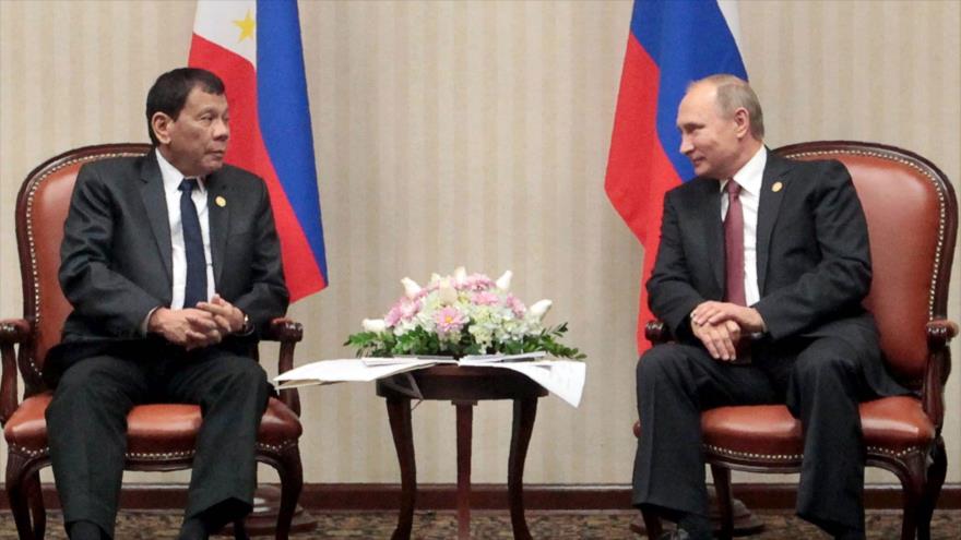 Los presidentes de Rusia y Filipinas, Vladimir Putin (dcha.) y Rodrigo Duterte, respectivamente, se reúnen en Lima, capital peruana, al margen de la cumbre de líderes del Foro de Cooperación Económica Asia-Pacífico (APEC, en inglés), 19 de noviembre de 2016.