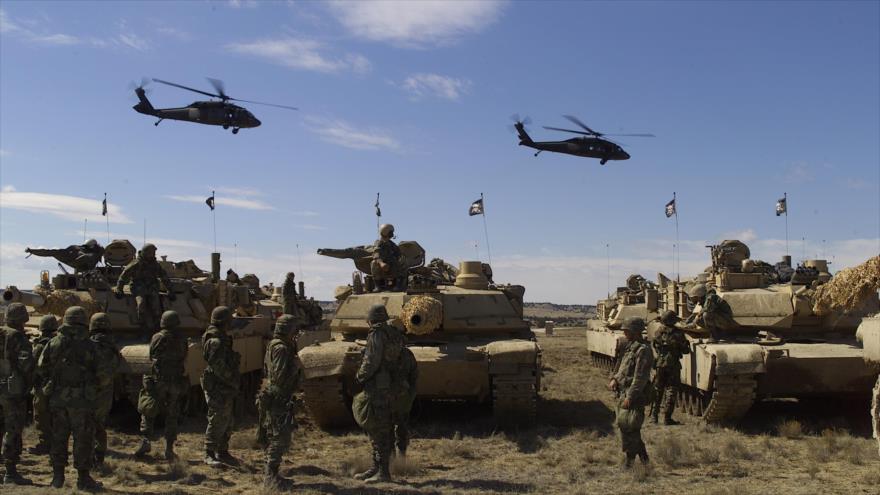Soldados estadounidenses de Fort Carson (California) realizan ejercicios militares.