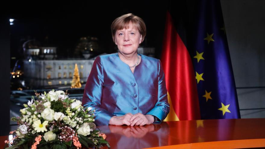 La canciller alemana, Angela Merkel, toma una foto después de grabar su discurso anual del año nuevo, 30 de diciembre de 2016.