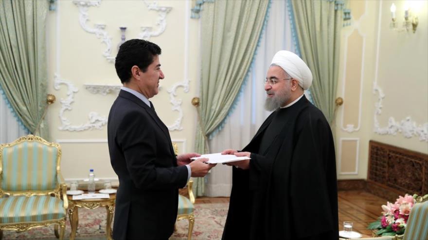 El presidente de Irán, Hasan Rohani (dcha.) recibe cartas credenciales del nuevo embajador ecuatoriano, Germán Ortega Almeida, en Teherán, capital persa, 31 de diciembre de 2016.
