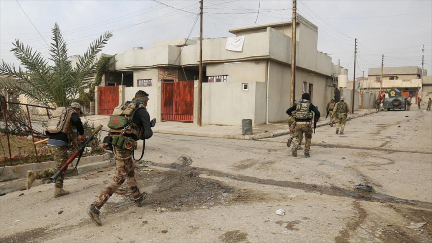 Integrantes de las fuerzas de seguridad de Irak durante combates en la parte oriental de la ciudad de Mosul, en norte de Irak, 31 de diciembre de 2016.