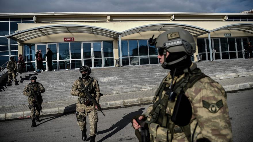 Las fuerzas antidisturbios turcas hacen guardia en el palacio de justicia 27 de diciembre de 2016 en Estambul, Turquía.