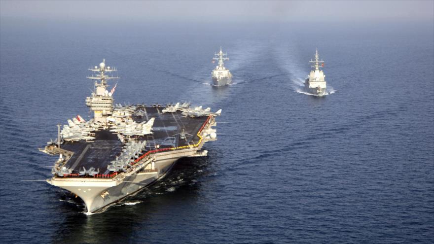 El portaaviones estadounidense USS Theodore Roosevelt (CVN-71) y dos de sus buques de escolta.