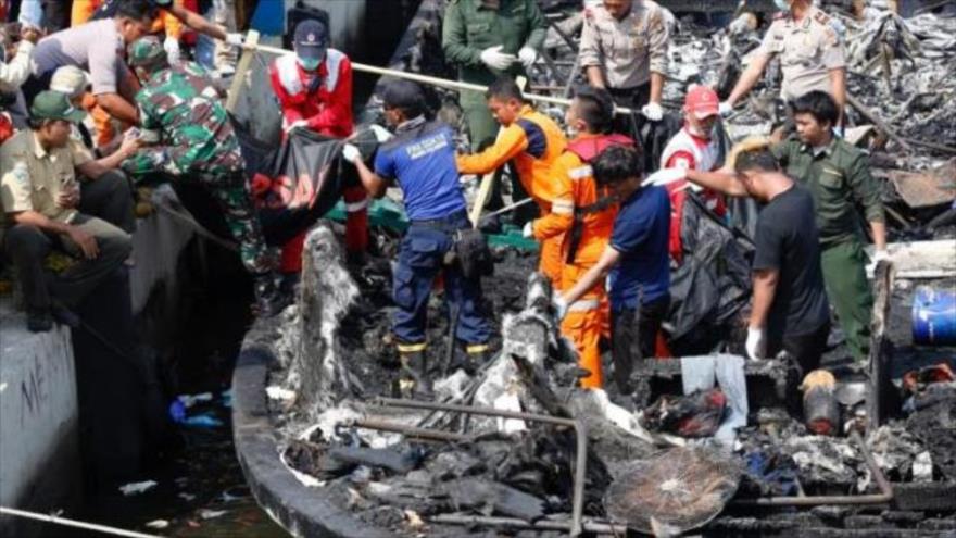 Servicios de rescate de Indonesia intentan salvar a los supervivientes del incendio en un barco cerca de Yakarta (capital), 1 de enero de 2017.