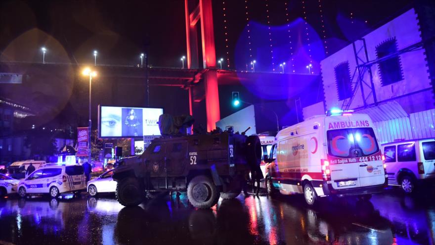 Agentes de la Policía turca y las ambulancias se ven en el sitio de un ataque terrorista registrado el 1 de enero de 2017 en Estambul.