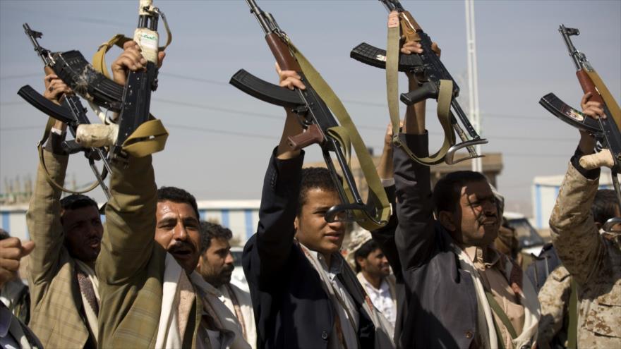 Combatientes del movimiento popular yemení Ansarolá en Saná, la capital de Yemen.