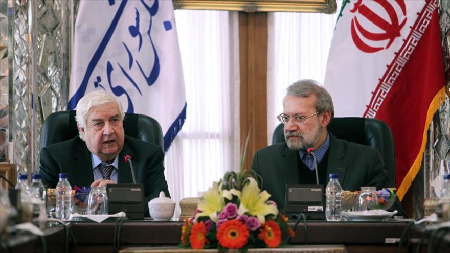 El presidente de la Asamblea Consultiva Islámica de Irán (Mayles), Ali Lariyani (dcha.), se reúne con el canciller sirio, Walid al-Moalem, en Teherán, capital persa, 1 de enero de 2017.