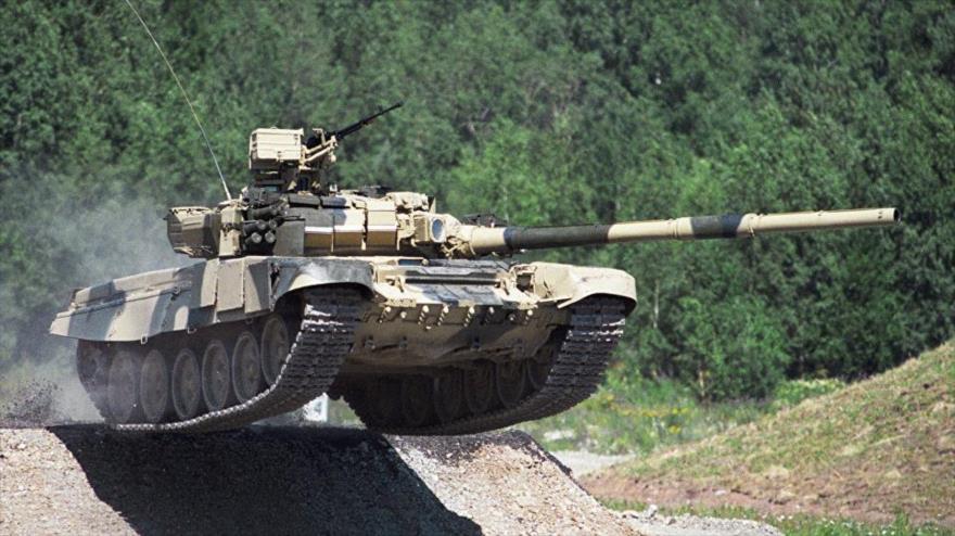 Un tanque T-90 de fabricación rusa participa en una maniobra militar.