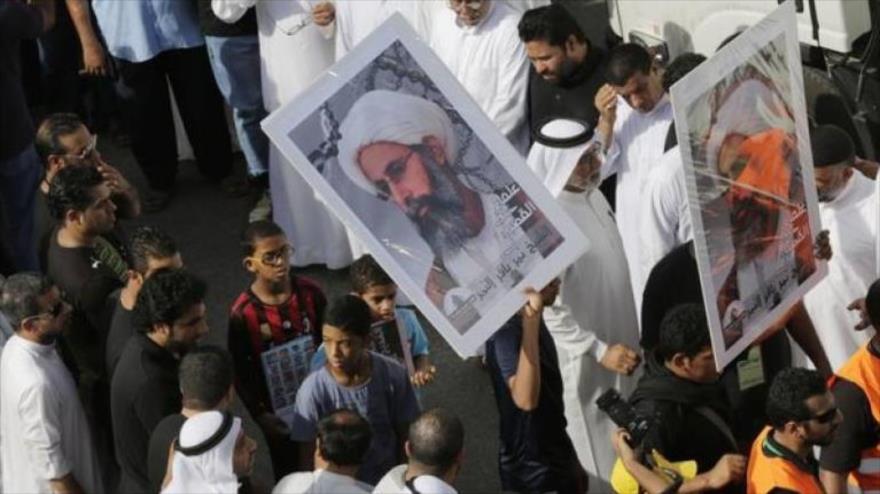 Los bareiníes salen a las calles para conmemorar el primer aniversario de la ejecución del prominente clérigo chií el sheij Nimr Baqer al-Nimr por parte de A. Saudí.