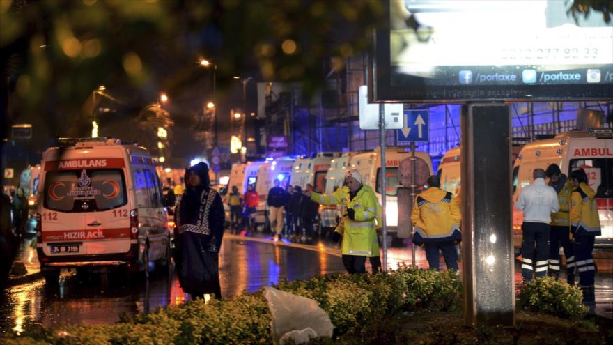 Gran despliegue de ambulancias cerca del club nocturno en la ciudad turca de Estambul, donde se registró un ataque terrorista, 31 de diciembre de 2016.