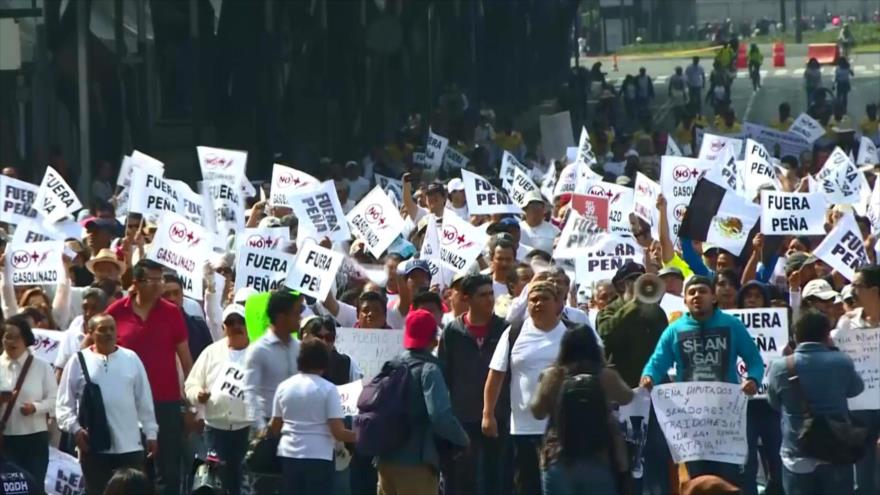 Mexicanos denuncian subida del precio del combustible