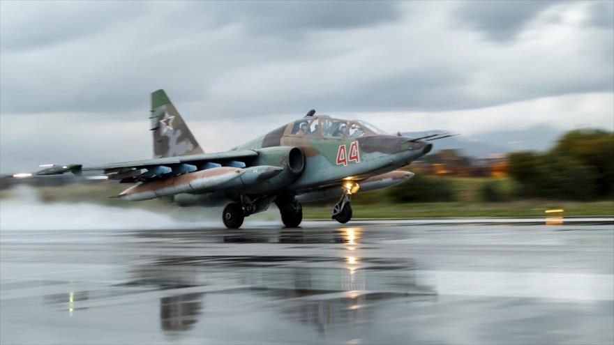 Un avión de combate ruso Sujoi Su-25 despega de la base militar de Hmeimim, en la provincia de Latakia (noroeste de Siria), 16 de marzo de 2016.