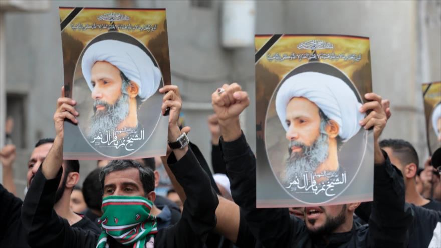 Chiíes portan pancartas con la imagen del prominente clérigo chií el sheij Nimr Baqer al-Nimr, ejecutado por el régimen de Arabia Saudí, 8 de enero de 2016.