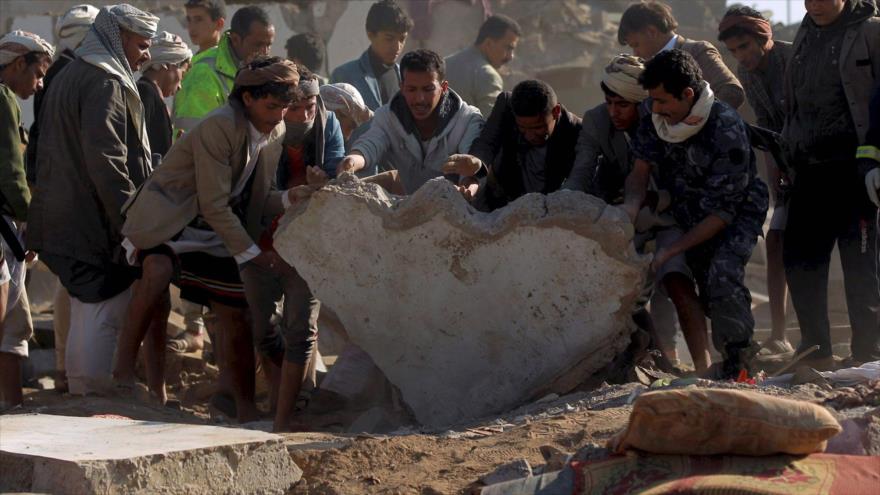 Voluntarios y fuerzas de seguridad yemeníes buscan civiles atrapados entre los escombros de los edificios destruidos en los ataques saudíes en Saná.