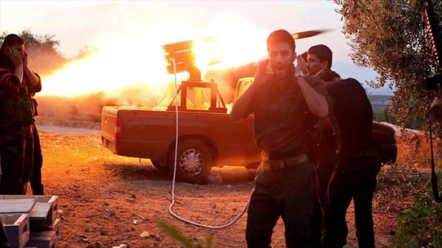 Los llamados rebeldes sirios disparan un cohete contra la ciudad de Harem en la provincia de Idlib, oeste de Siria, 28 de octubre de 2012.