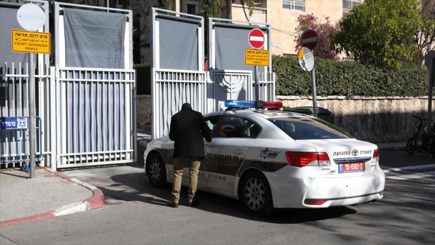 Un coche de la policía israelí en la entrada de la residencia del primer ministro, Benyamin Netanyahu, 2 de enero de 2017.