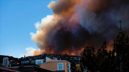 Alerta roja en Chile por gigantesco incendio forestal