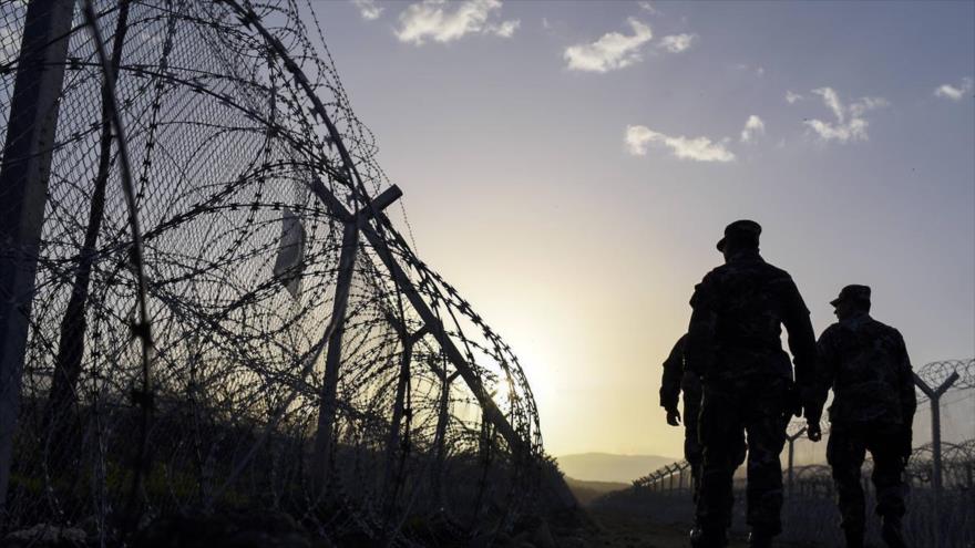 Guardias turcos en un puesto de control en la frontera turco-siria.