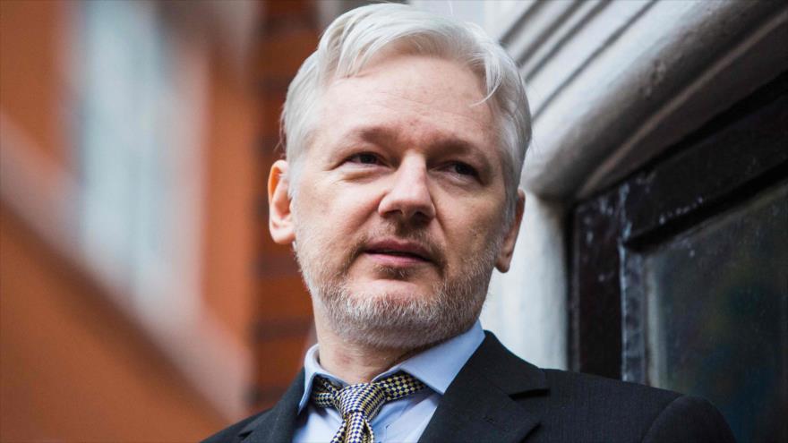 El fundador de Wikileaks, Julian Assange, habla con la prensa desde la embajada ecuatoriana en Londres (capital del Reino Unido), 5 de febrero de 2016.