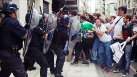 Policía de Argentina responde con mano dura a despedidos