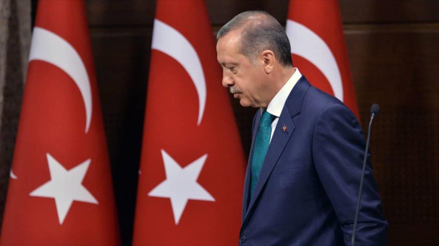 El presidente de Turquía, Recep Tayyip Erdogan, sale de una rueda de prensa.