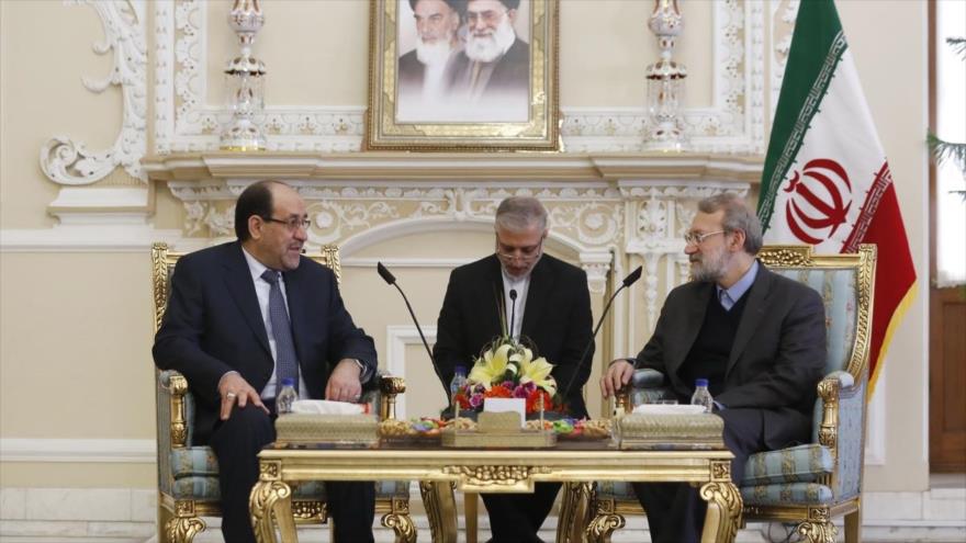 El presidente del Parlamento iraní, Ali Lariyani (dcha.), durante una reunión con el vicepresidente iraquí, Nuri al-Maliki, en Teherán, capital iraní, 3 de enero de 2017.
