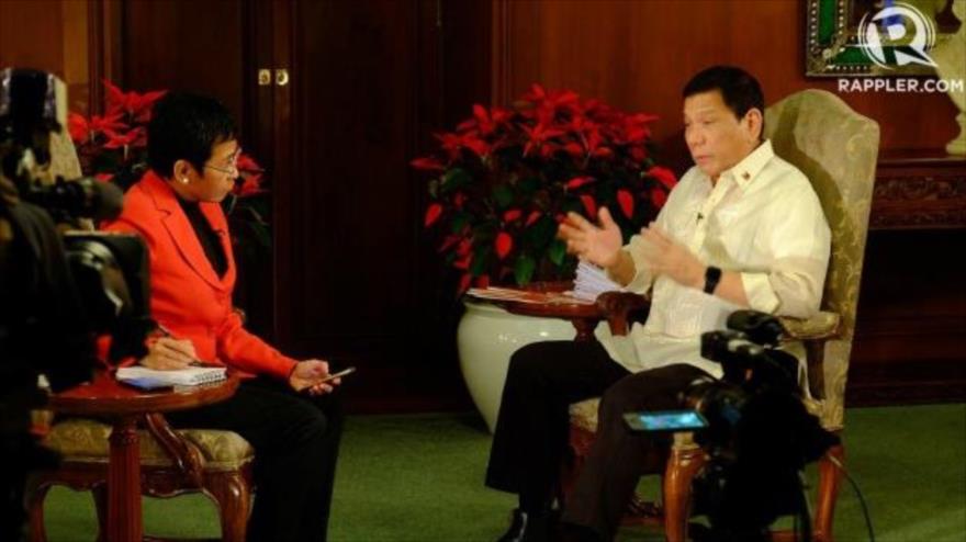 El presidnete de Filipinas, Rodrigo Duterte (dcha.), en una entrevista con el portal de noticias Rappler, 3 enero de 2017.