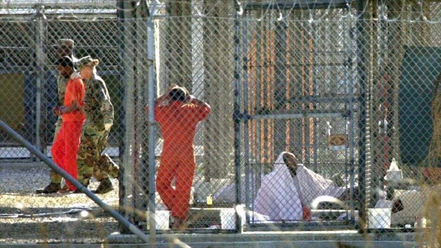 Varios prisioneros custodiados por militares estadounidenses en la cárcel de Guantánamo, en territorio de Cuba.
