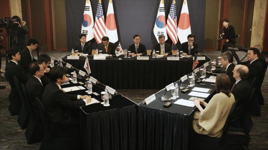 Una reunión tripartita entre diplomáticos de EE.UU., Japón y Corea del Sur sobre Corea del Norte,13 de enero de 2016.