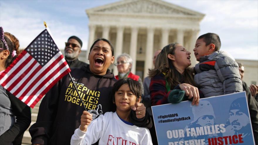 Inmigrantes conocidos como ‘dreamers’ (soñadores, en español) protestan por las políticas migratorias del presidente electo de EE.UU., Donald Trump.