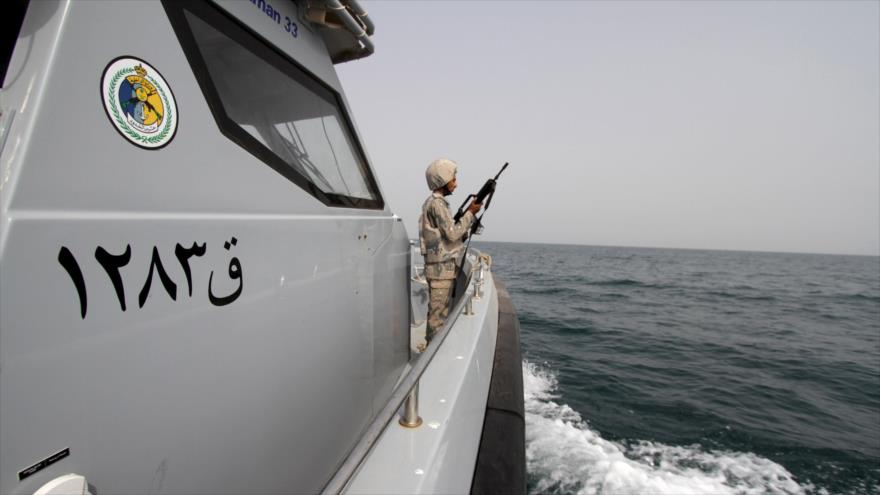 Un guardia fronterizo Saudí vigila el mar Rojo desde un barco desplegado cerca de la región de Jizan en la frontera saudí-yemení, abril de 2015.