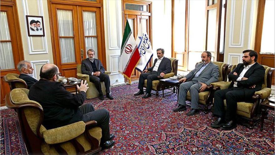 El presidente del Parlamento persa, Ali Lariyani (centro), se reúne con los representantes de las minorías religiosas en la Asamblea Consultiva Islámica de Irán (Mayles), con motivo del inicio del año nuevo, 4 de enero de 2017.