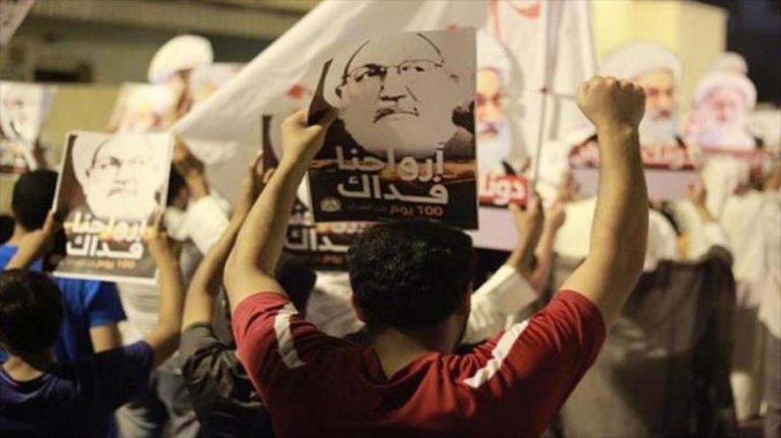 Los bareiníes marchan en apoyo al prominente líder opositor, el sheij Isa Ahmad Qasem, en la aldea de Al-Diraz, sita al oeste de Manama (capital), 28 de septiembre de 2016.