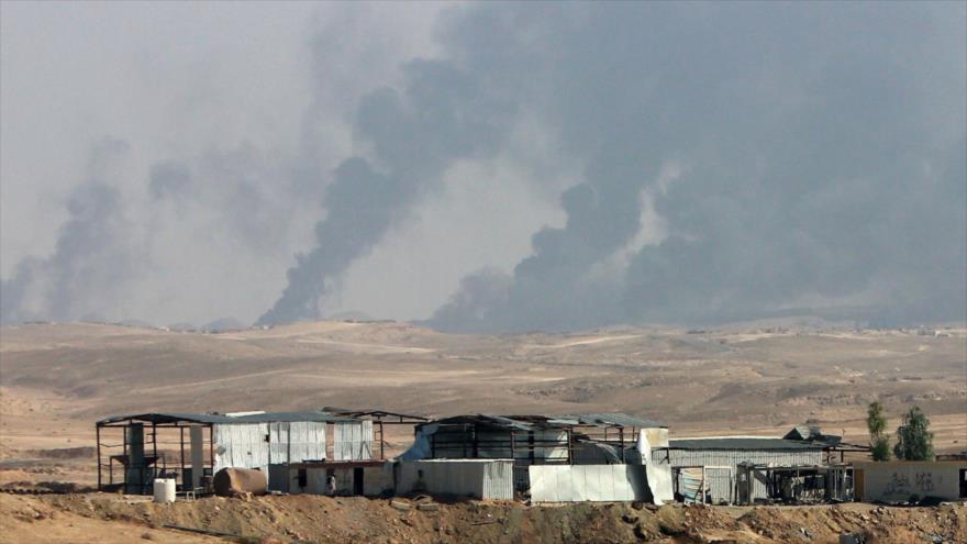 Columnas de humo salen de instalaciones de producción de petróleo en manos del grupo terrorista EIIL (Daesh, en árabe) en Siria tras ser bombardeadas.