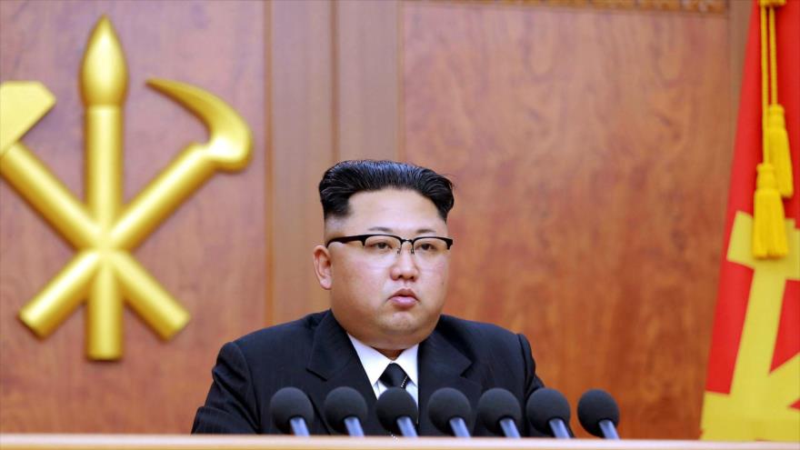 El líder norcoreano, Kim Jong-un, pronuncia su discurso de Año Nuevo en Pyongyang, 1 de enero de 2017.