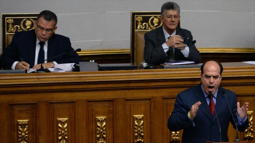 El diputado de la oposición Julio Borges pronuncia un discurso ante la Asamblea Nacional venezolana, cuya institución es presidida hasta el momento por Henry Ramos Allup (arriba a la derecha), el 23 de octubre de 2016.