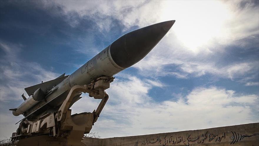 Un misil de fabricación iraní durante los ejercicios militares aéreos coordinados entre las Fuerzas Aéreas del Ejército y la División Aeroespacial del Cuerpo de los Guardianes de la Revolución Islámica de Irán (CGRI), bautizados como “Modafean Aseman-Velayat-7” (Defensores del Cielo-Velayat-7), 27 de diciembre de 2016.