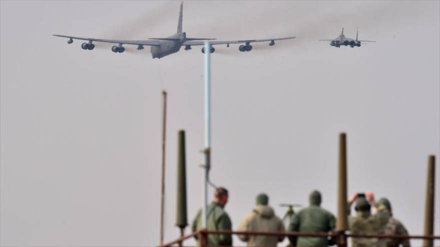 Los soldados estadounidenses observan a un B-52 estadounidense escoltado por un avión de combate F-15K surcoreano mientras vuela sobre la base aérea de Osan en Pyeongtaek, al sur de Seúl, 10 de enero de 2016. 