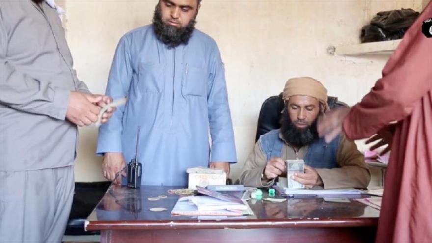 Un integrante de Daesh cuenta el dinero de los combatientes de la agrupación extremista en Kirkuk, 24 de agosto de 2016.