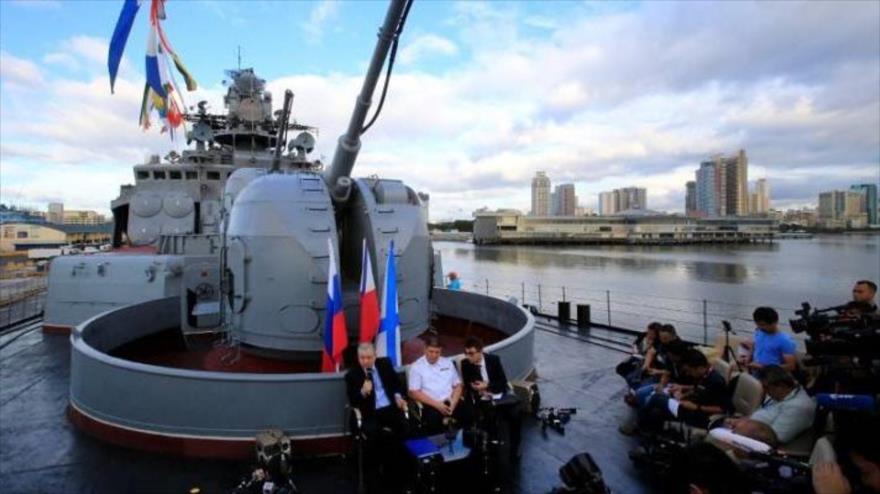 Embajador de Rusia en Filipinas, Igor Khovaev (izda.) responde a preguntas de periodistas a bordo del destructor antisubmarino ruso, el Almirante Tributs, en Manila, capital de Filipinas, 4 de enero de 2017.