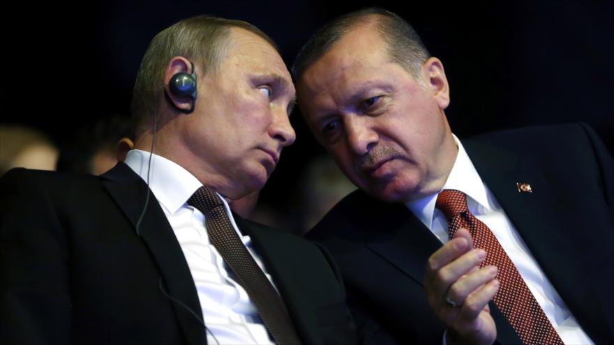 El presidente turco, Recep Tayyip Erdogan (dcha.) habla con su contraparte ruso, Vladimir Putin, en Estambul, 10 de octubre de 2016.