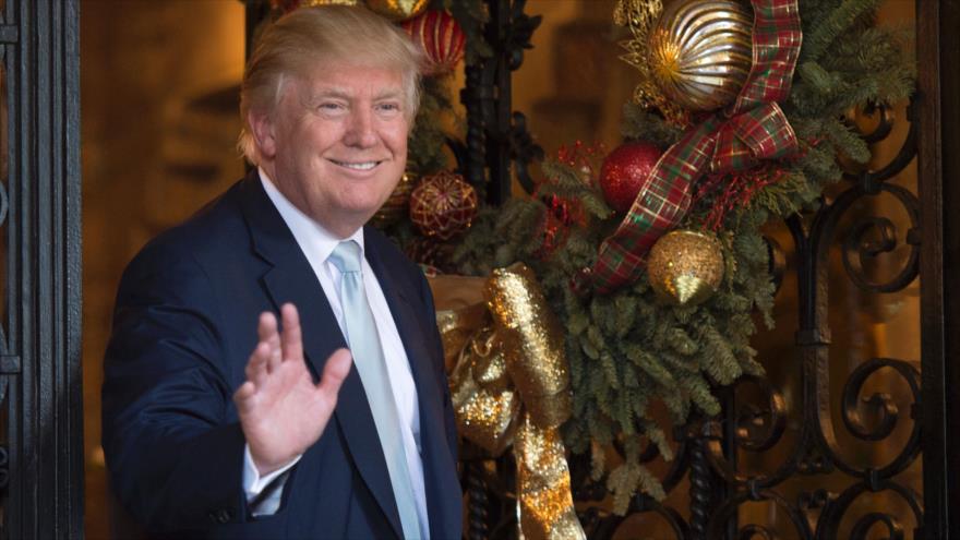 El presidente electo de Estados Unidos, el republicano Donald Trump, saluda desde su residencia de vacaciones en Mar-a-Lago, en Palm Beach (estado de Florida, en el sureste de EE.UU.), 28 de diciembre de 2016.