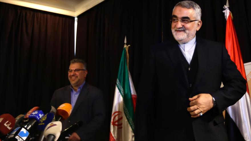 El presidente de la Comisión de Seguridad Nacional y Política Exterior del Parlamento iraní, Alaeddin Boruyerdi (dcha.), durante una rueda de prensa en Damasco, la capital siria, 5 de enero de 2017.