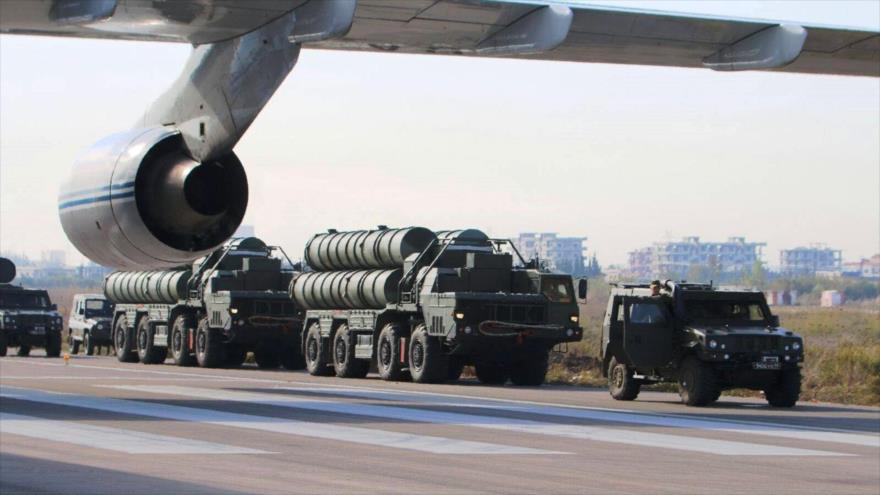 Sistemas de misiles antiaéreos S-400, de fabricación rusa, desplegados en la base aérea en Latakia (oeste de Siria).